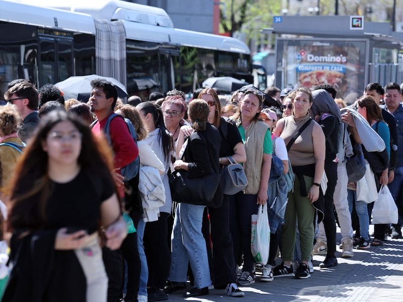 Het was aanschuiven bij een bushalte in Madrid, omdat de metro en treinen door de stroompanne niet meer werkten. Hoe groot is het risico dat dit bij ons gebeurt?