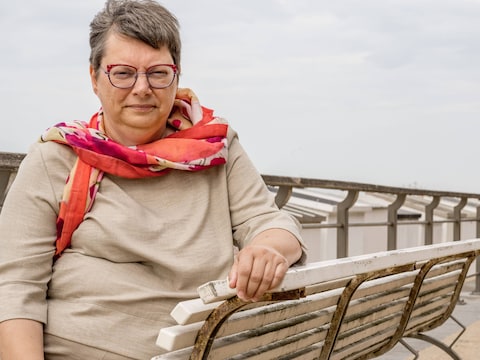 Boekhoudster Caroline Meys verblijft aan zee. Daar offert ze haar vakantie op om haar klanten te helpen.