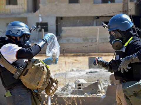Leden van een onderzoeksteam naar chemische wapen verzamelen monsters van mogelijk chemische raketten in Syrië.