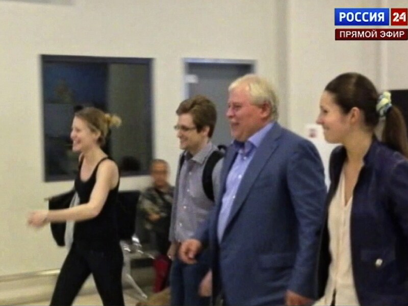 Snowden verlaat het vliegveld in Moskou.