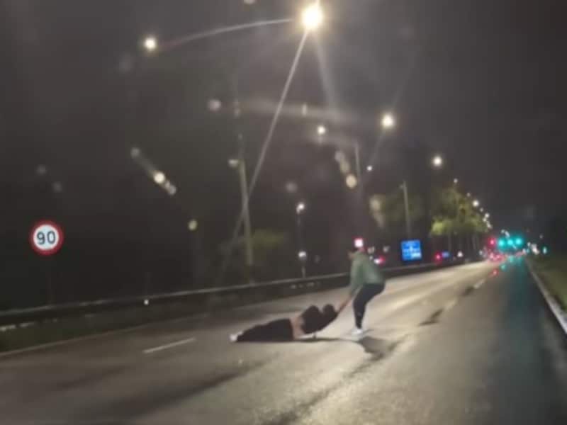 Een filmpje toont hoe de voetganger van de snelweg in Willebroek wordt gesleept. 