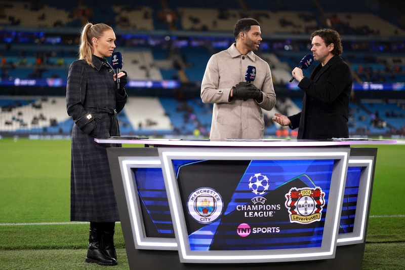 Laura Woods como presentadora de TNT Sports durante el partido de la Liga de Campeones Man City-Leverkusen de la semana pasada, con los analistas Joleon Lescott y Owen Hargreaves.