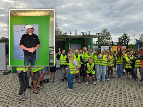 Deze klas van De Schakel uit Brecht kwam als eerste een kijkje nemen in het batterijpark van Aspiravi. Inzet: Uw journalist probeerde de VR-bril ook eens uit. Het geeft je het gevoel alsof je bovenop de windmolen staat.