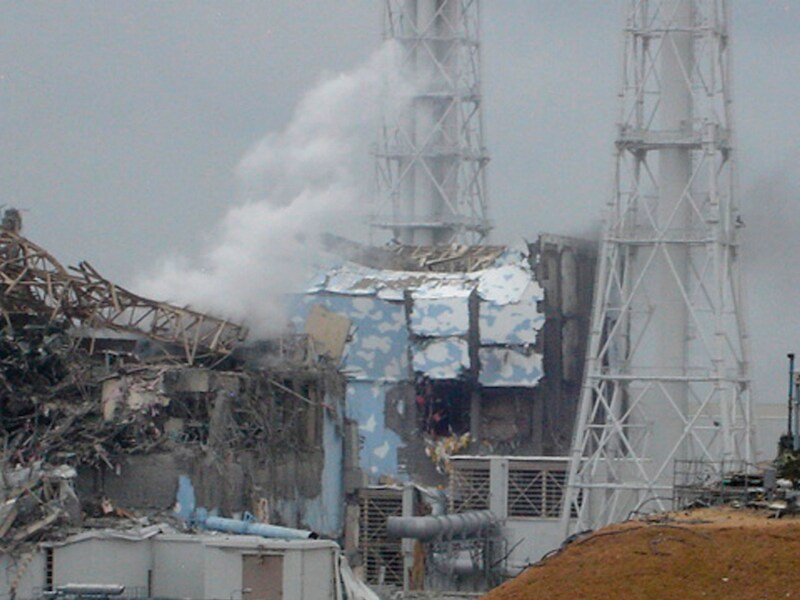 Een foto van de kernreactoren 3 (links) en 4 (midden) van de kerncentrale van Fukushima. De foto werd gisteren genomen, ondertussen deed zich nog een explosie voor in nummer 4.