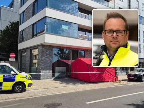 De man viel van de vijfde verdieping op de Gerlachekaai in Antwerpen en stierf ter plaatse. Inzetfoto: politiewoordvoerder Wouter Bruyns.
