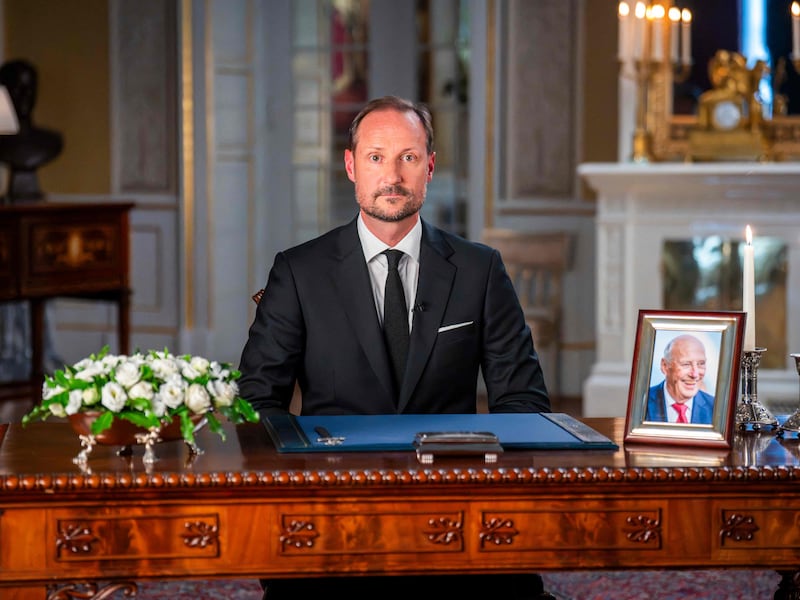 Koning Haakon spreekt voor het eerst het Noorse volk toe: warm eerbetoon aan Harald