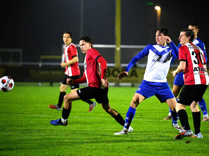 Nieuwmoer-speler Kick Mol (links) tijdens een oefenwedstrijd tegen Cluzona.