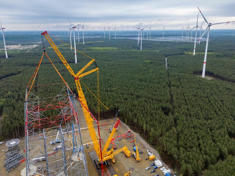 Beeld van de constructie van de recordwindturbine in Schipkau, in het oosten van Duitsland.