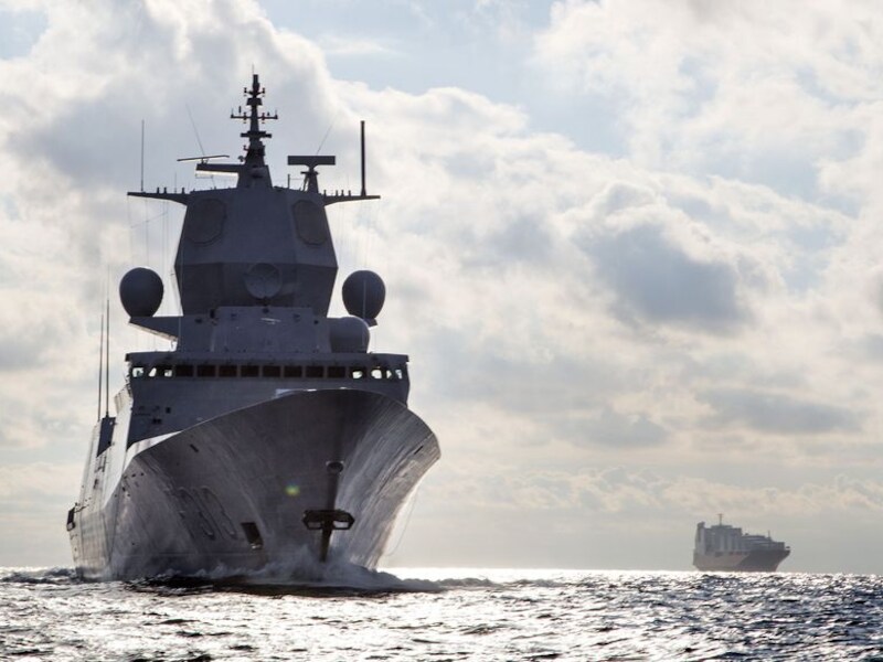 Het Noorse fregat Helge Ingstad vaart vandaag opnieuw van Cyprus naar Syrië.