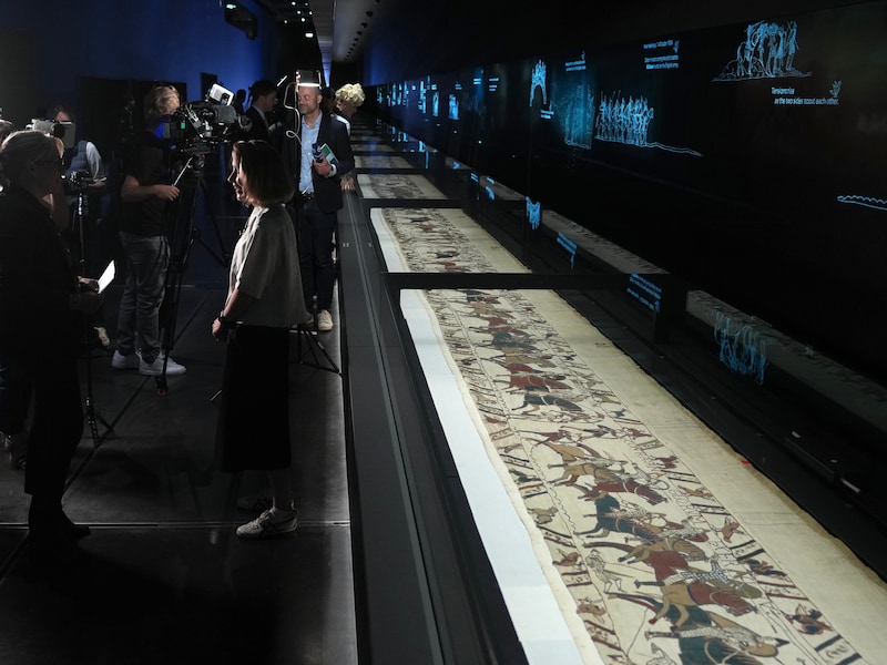 Het 70 meter lange Tapijt van Bayeux werd tijdens een persmoment voorgesteld in het British Museum.