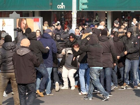 Supporters van Ajax raken slaags met Italiaanse demonstranten.