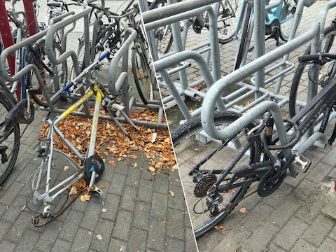 Het fietsenrek aan de kerk in Rijkevorsel staat vol met fietswrakken.