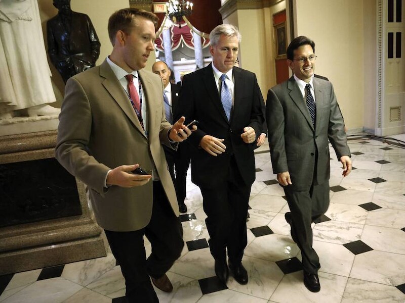 Kevin McCarthy en Eric Canton op hun weg naar het Huis van Afgevaardigden om te stemmen over de spoedwet.