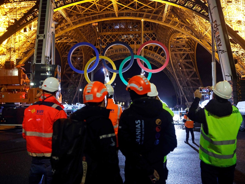 Olympische ringen tijdelijk van Eiffeltoren gehaald