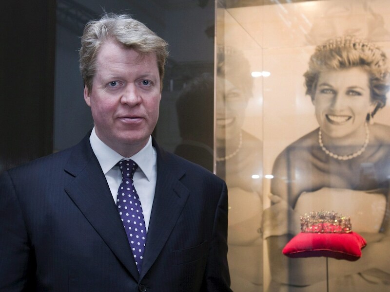 Charles bij een portret van zijn zus.
