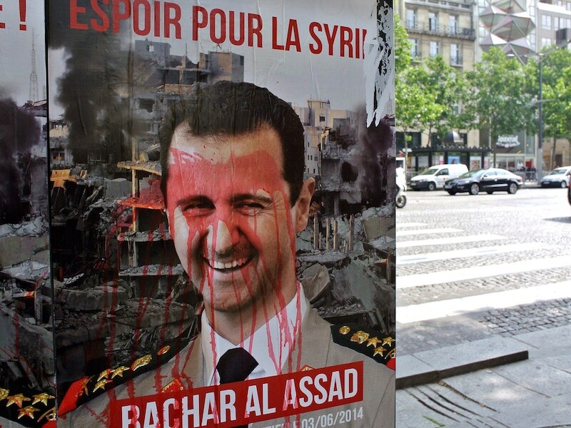 Een nepverkiezingsposter die anti-Assad-activisten hebben opgehangen in Parijs