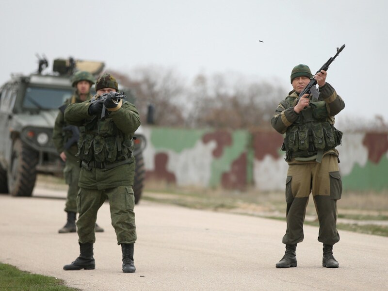 Russische militairen (zelfverdedigingseenheden volgens de Russen) losten gisteren waarschuwingsschoten op de Krim.