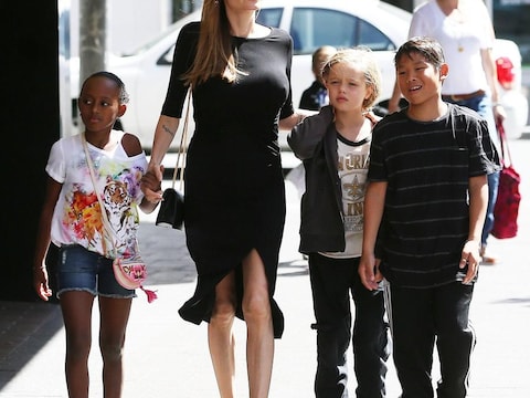 Angelina Jolie met haar kinderen Shiloh, Zahara en Pax.