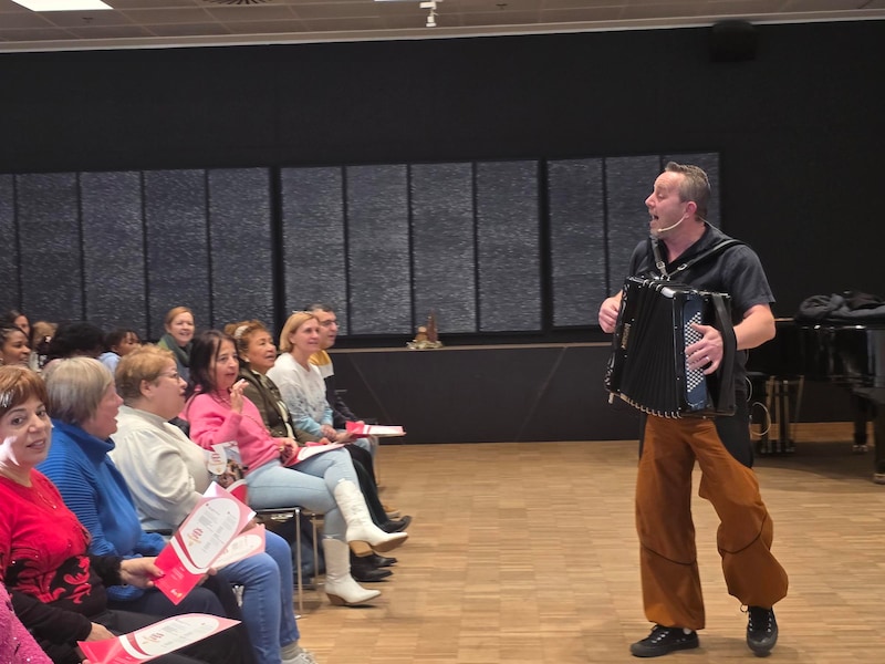 El acordeonista Jonas durante el concierto de canto de la Semana De Warmste.