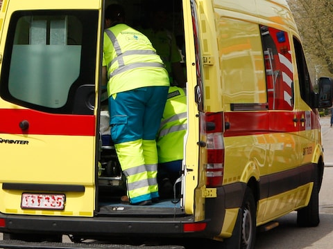 De veertiger liep gelukkig slechts lichte verwondingen op, maar werd voor verdere verzorging overgebracht naar het UZ Gasthuisberg.