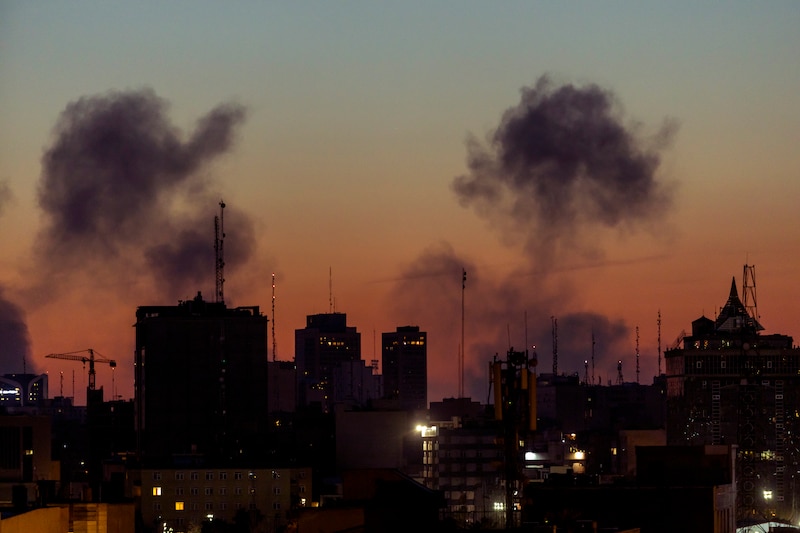 Rook stijgt op na bombardementen in Teheran vrijdag.
