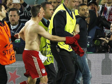 Franck Ribéry overhandigt zijn shirt