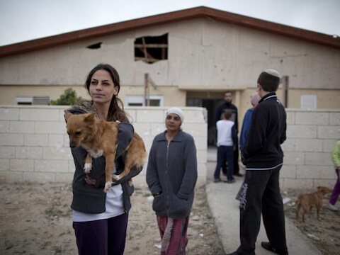 Israëlische burgers bij hun huis dat door Palestijnse raketten werd beschadigd.