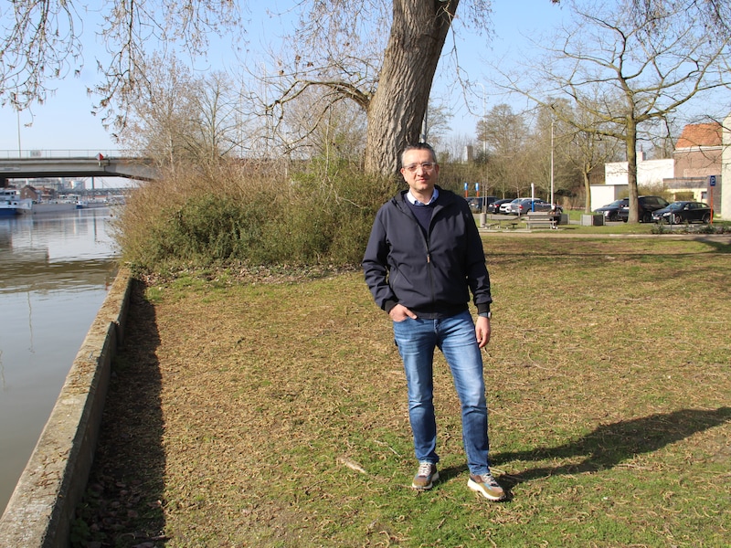 Schepen Bruno Lambert op de plek waar Izegem Strand komt te liggen, al krijgt het project later wel nog een nieuwe naam.
