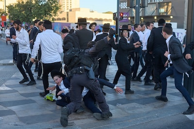 Tientallen ultraorthodoxe joden bestormen woning van toprechter in Israël uit onvrede over dienstplicht