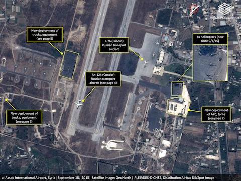Op satellietbeelden zijn Russische vliegtuigen en tanks te zien in het Assad-bastion Latakia. De foto vindt u onderaan in groter formaat.