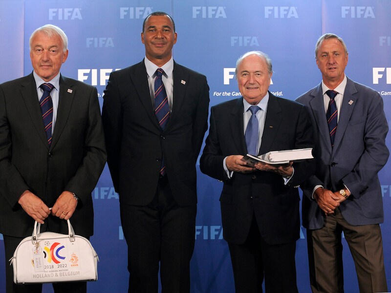Sepp Blatter met Paul Van Himst, Ruud Gullit en wijlen Johan Cruijff, destijds ambassadeurs van het HollandBelgium Bid.