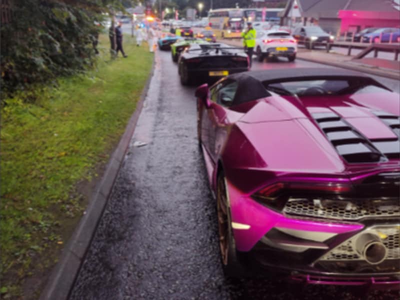 Britse politie neemt vijf Lamborghini’s in beslag... omdat ze te traag rijden