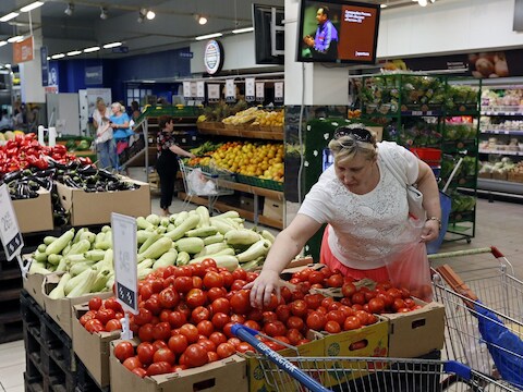 Een vrouw bij het groentenaanbod in een Moskouse supermarkt, nog voor de boycot van kracht was. Archieffoto 7 augustus 2014.