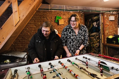 “Klasgenoten gingen op vakantie, wij naar de speeltuin tegenover de voedselbank”: hoe Cindy (34) uit de armoede klom