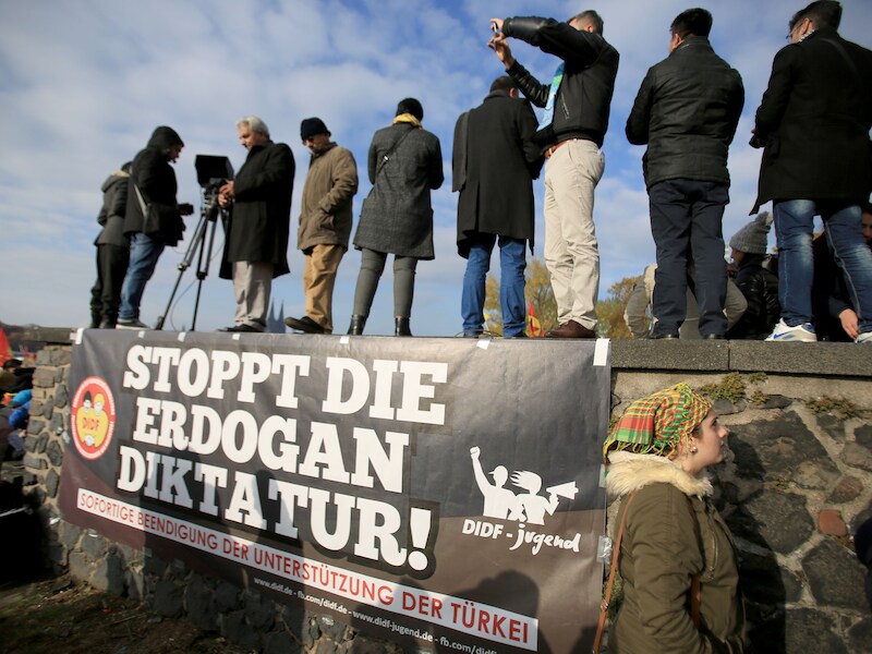 Voorbije zaterdag protesteerden een 20.000-tal betogers tegen Erdogan in Keulen.