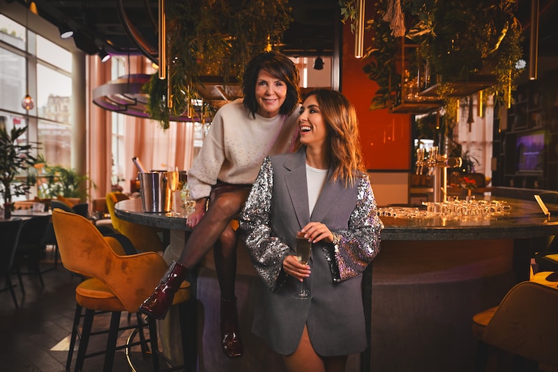 Kim Van Oncen en mama Karin over moederschap, chaos en kangoeroewonen: “We  zijn elkaars rots, elke dag opnieuw” | BV | HLN.be