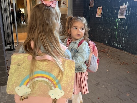 Lilly-Rose en Eloïse zijn klaar voor hun eerste schooldag.