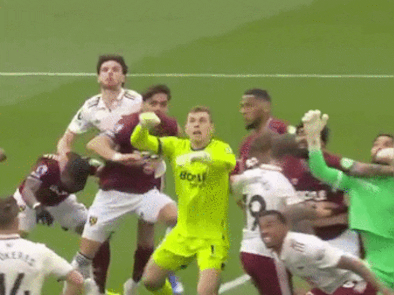 De VAR had 17 (!) replays nodig: Engeland in rep en roer over afgekeurde goal die Arsenal kampioen kan maken