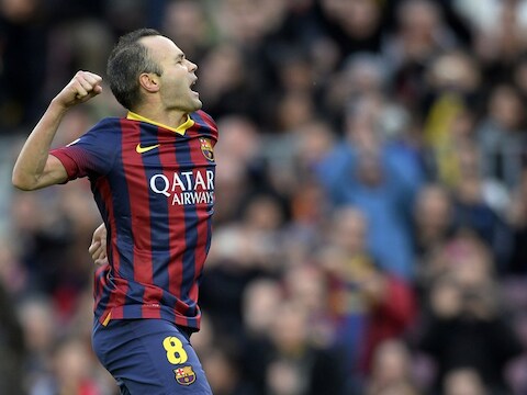 Andres Iniesta viert het omzetten van de eerste strafschop.