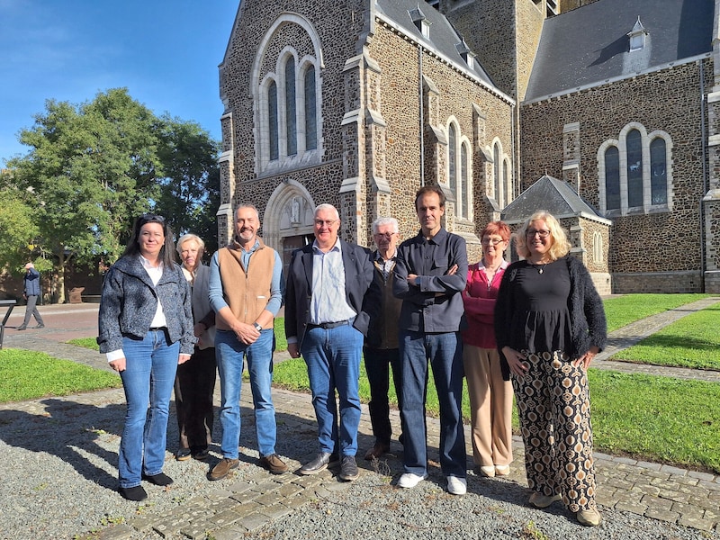Onder andere op de foto aan de Sint-Niklaaskerk in Mesen: Gedeputeerden Bart Naeyaert en Kelly Detavernier en burgemeester van Mesen Sandy Evrard.