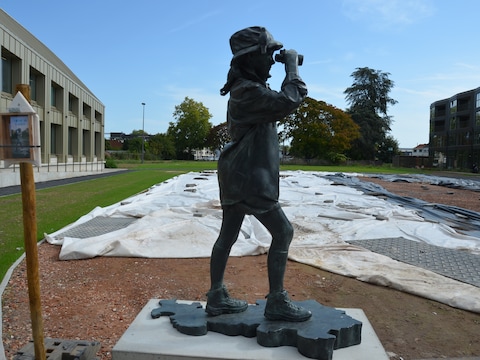 Het rondreizend kunstwerk 't Meiske van d'Dender aan het toeristisch bezoekerscentrum in de Burchtstraat in Ninove.
