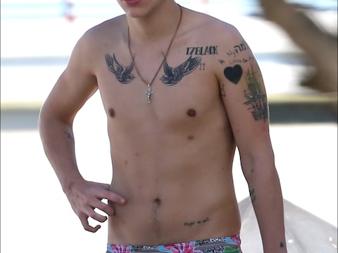 De tattoo's van Harry Styles, op deze foto staat de roos nog niet.