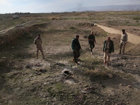 In de buurt van de Iraakse stad Sinjar, een gebied waar veel yezidi's wonen, bekijken onderzoekers menselijke resten. Hier hield Islamitische Staat huis tot de Koerdische peshmerga de stad heroverden.