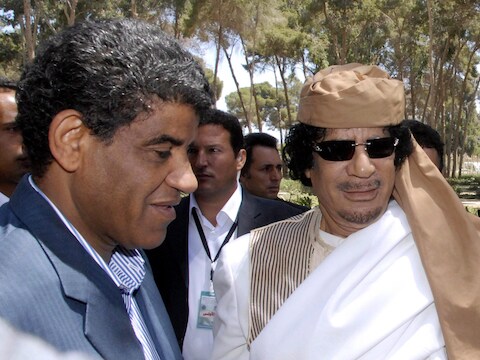 Al-Senussi (links), de voormalige inlichtingenchef van Khadaffi (rechts).