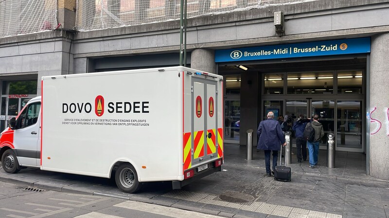 The DOVO mine clearance service arrived on site to thoroughly check the package. 