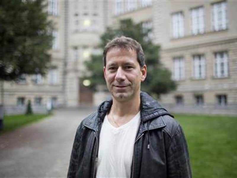 Kai Feller voor de prestigieuze school waar hij in 1988 werd weggestuurd nadat medescholieren hem als een 'verrader' en 'pacifist' hadden veroordeeld.