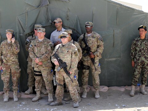 Amerikaanse en Afghaanse soldaten bij de gevangenis van Bagram in Afghanistan.