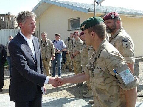Minister De Crem op bezoek bij de Belgische troepen in Afghanistan. (Archieffoto uit 2009)