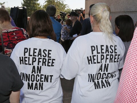 Betogers roepen op om de executie van Richard Glossip in de Amerikaanse staat Oklahoma tegen te houden.