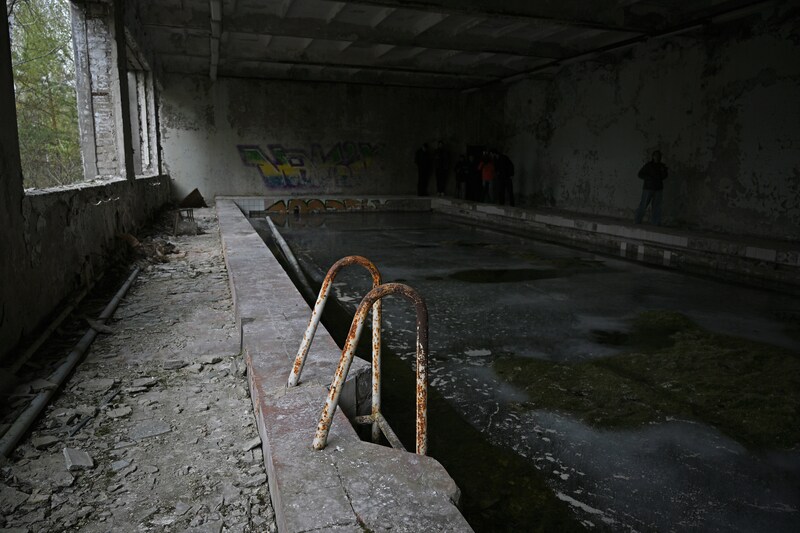 A verlaten swimming pool in Pripyat.